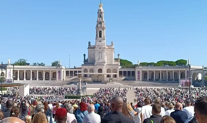 DE Lisbon: Guided Tour to Fátima and Óbidos