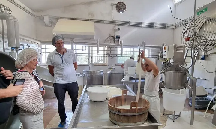 e-bike tour in Cisternino. How the mozzarella is made.