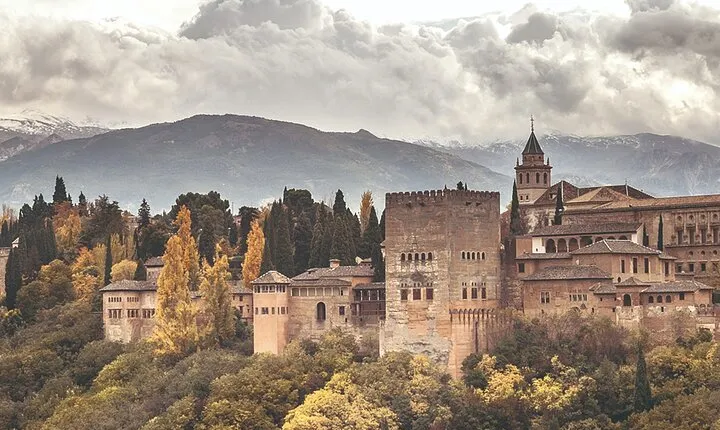 Alhambra Guided Tour from Malaga with Private Transportation
