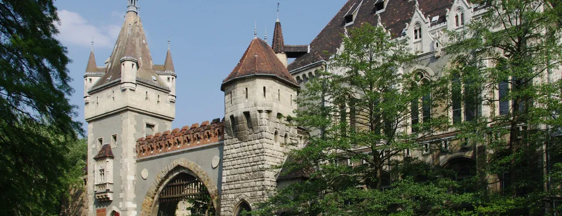 Budapest walking tour of Heroes' Square and Vajdahunyad Castle