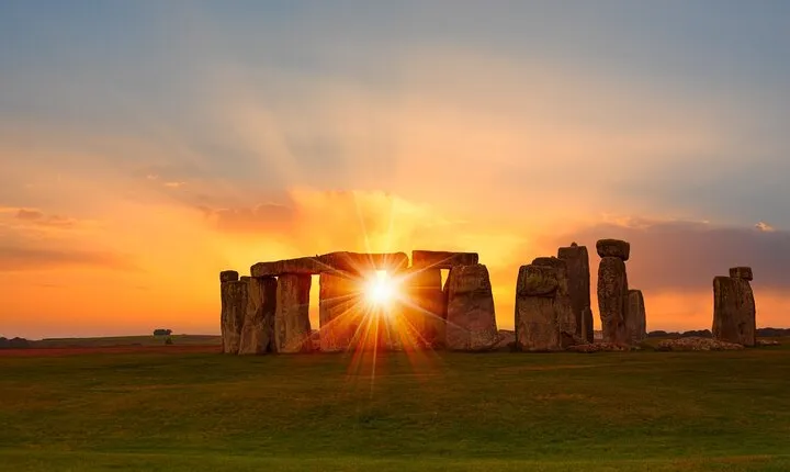 Private Chauffeured Tour to Stonehenge and Bath from London