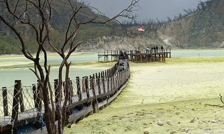 4 Day Jakarta Crater Green Canyon and Volcano Private Guided Tour