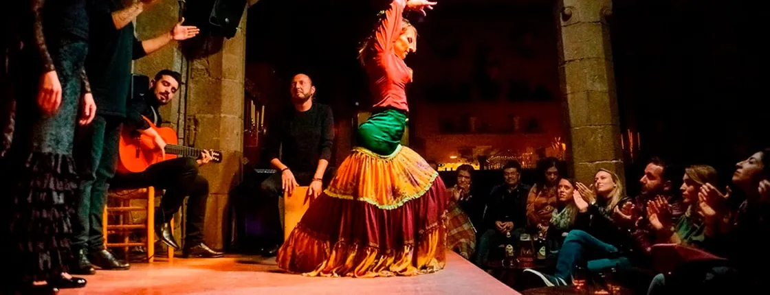 Barcelona old town tour with flamenco show and tapas