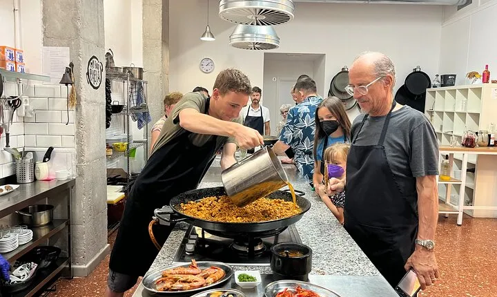Seafood paella cooking class, tapas and visit to Ruzafa market.