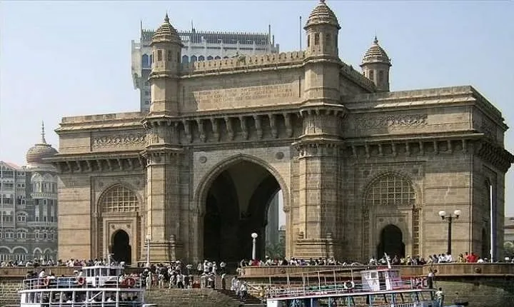 Early morning private bicycle tour of Mumbai highlights