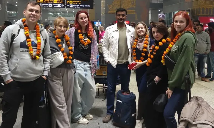 From Arrival to Awe: Taj Mahal & Agra Fort Tour from Airport