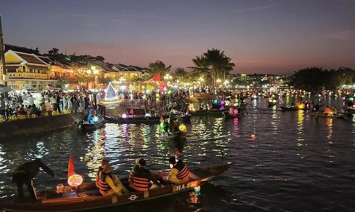 Colourful Evening Hoi An, Walking Tour, Boat Ride with Lanterns, Night Market