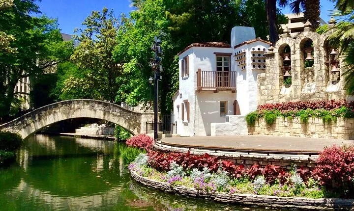 Walking Tour Along the San Antonio Riverwalk And Around Downtown