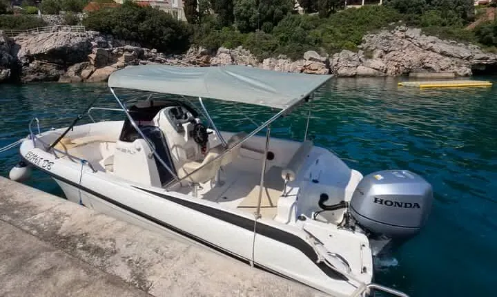 Rent a speedboat without skipper - discover beauties by yourself