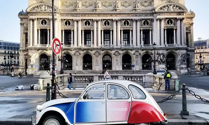 Half day trip in Paris in a vintage and convertible car with a Parisian