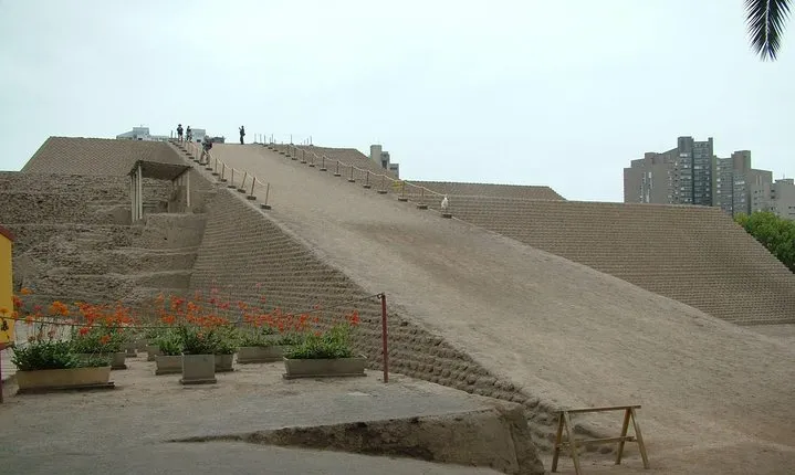 Huallacmarca Pyramid & Larco Museum - Footprints of the past