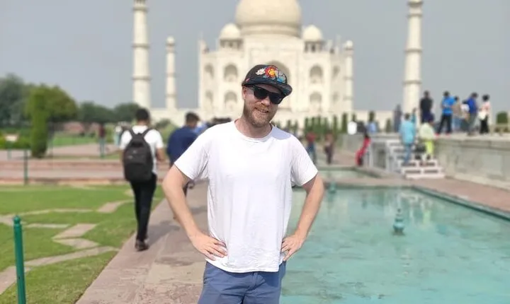 Skip-the-Line Taj Mahal Entrance Ticket with guide and Car