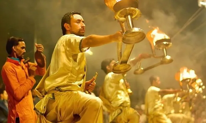 Varanasi:Sunrise tour with Ganga aarti,Akhada visit,Ancient stepwell & Breakfast