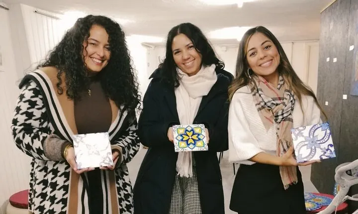 Downtown Porto Tile-Painting Workshop with Porto Wine – Bainharia