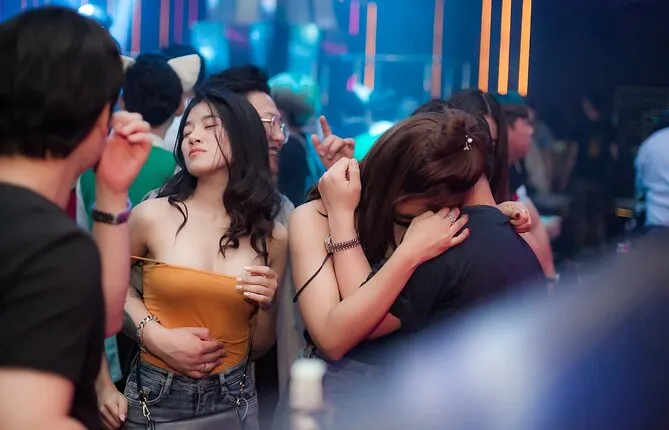 Miami: Party Cruise on Biscayne Bay with a DJ and Open Bar