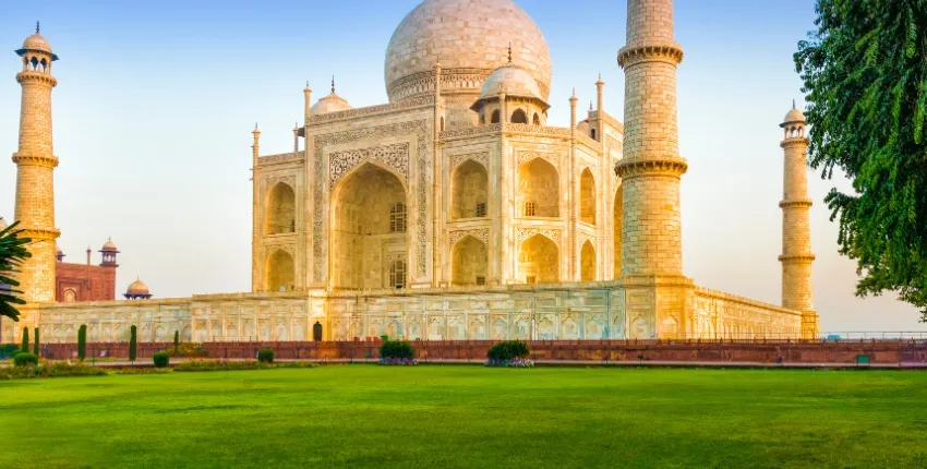 Day trip to Agra. Taj Mahal by Superfast Train