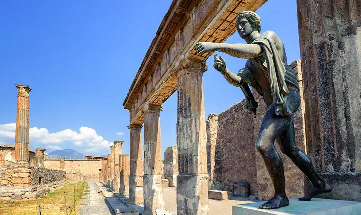 Tour to Discover Pompeii and Vesuvius