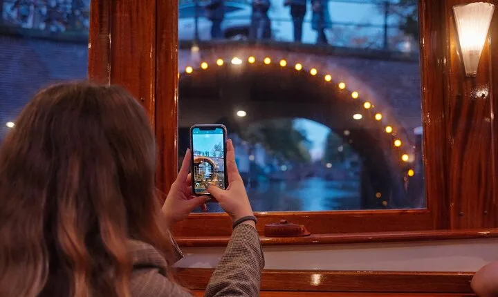 Amsterdam 2-Hour Evening Cruise With Live Guide and Bar