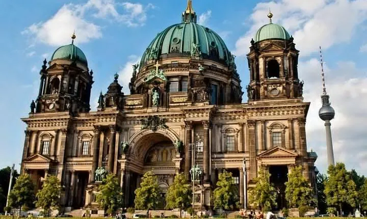 Private Shore Excursion: All-Highlights of Berlin (private round-trip transfer)