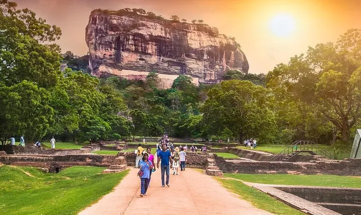 Private Sigiriya Day Tour and Authentic Sri Lankan Lunch Buffet