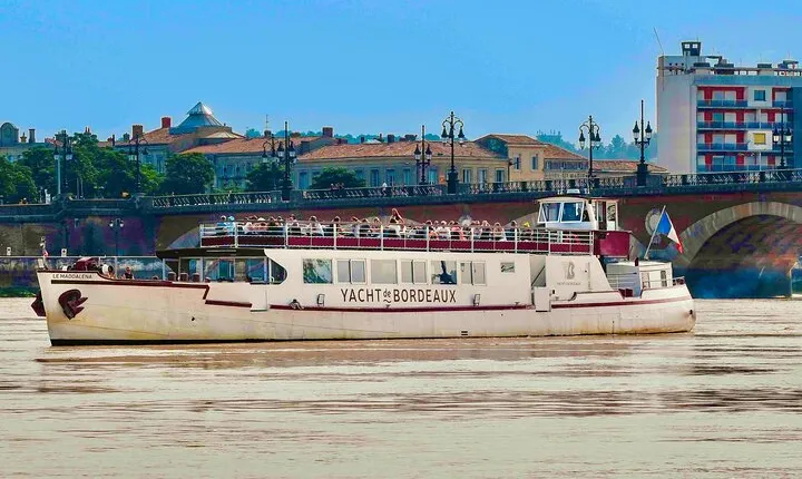 Prestige Commented Cruise glass of wine and Canelé in Bordeaux