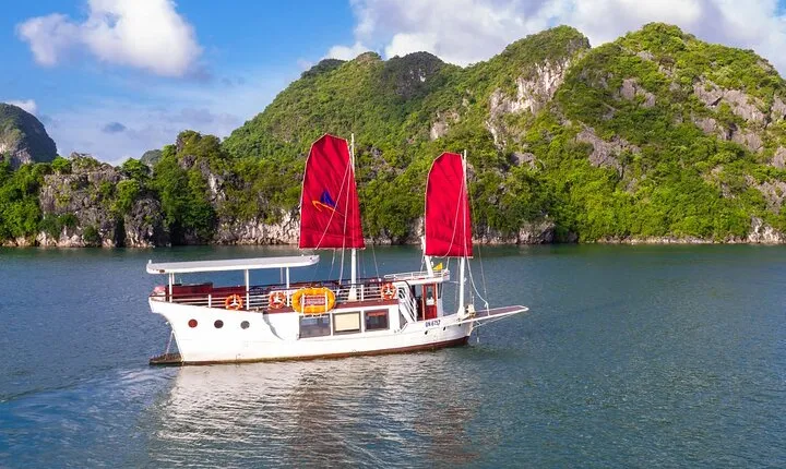 Private Day Cruise, Fishing Village and Kayak in Bai Tu Long