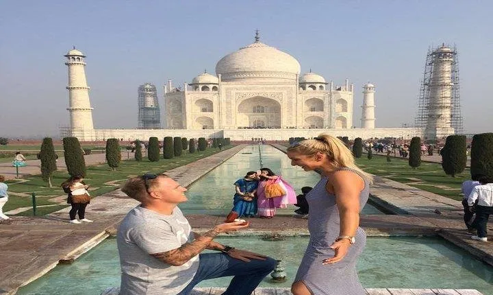 Proposal of a suitor for his beloved in the shade of Taj Mahal