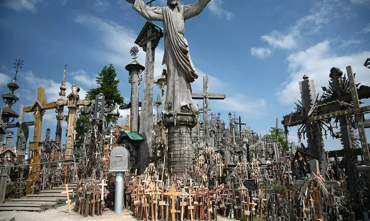 Private Full-Day Trip to Hill of Crosses, Rundale Palace & Bauska