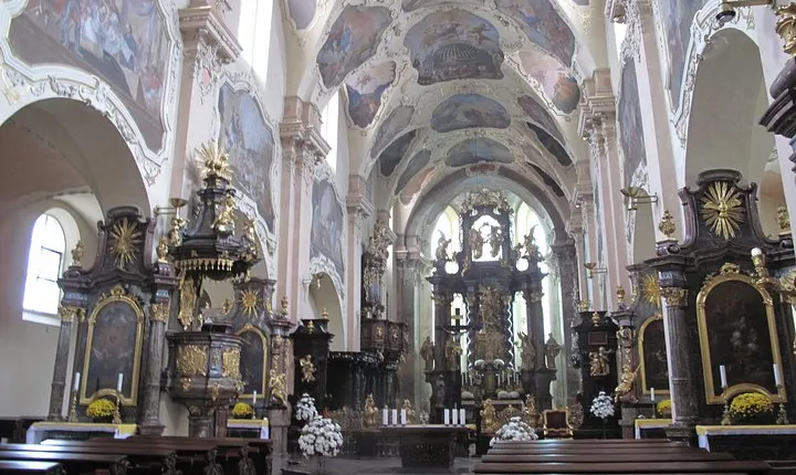 Prague Old Town Tour with a Classical Concert