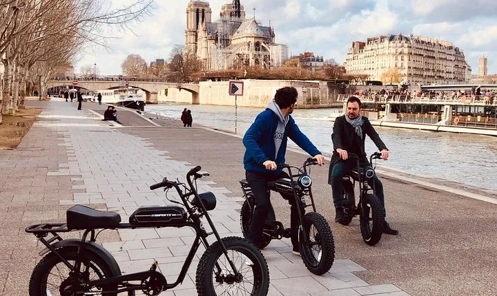 Private Paris electric bike ride with video
