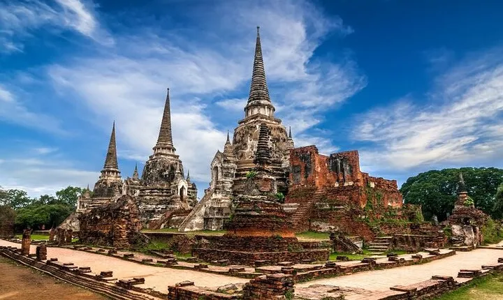 Explore Bangkok Floating Market and Ayutthaya by Road