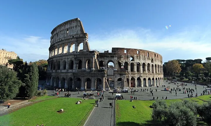 Rome: Colosseum and Historic Centre Private Walking Tour
