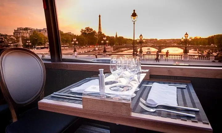 Paris Bustronome Gourmet Sightseeing Dinner on a Panoramic Bus