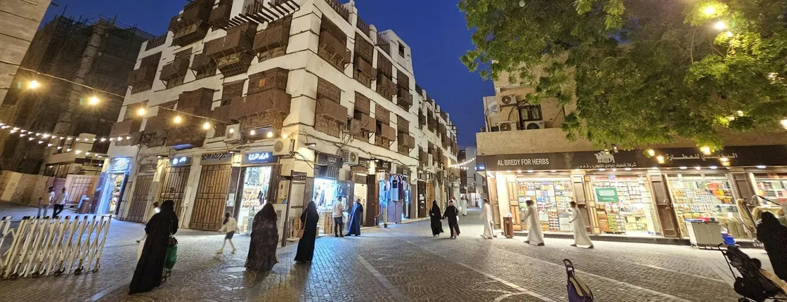 Jeddah Al Balad walking tour with traditional craft workshop