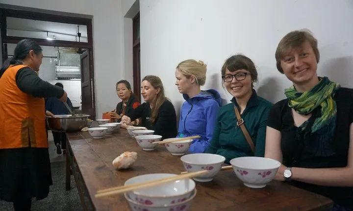 Half-day Walking Tour with Local Market Trip and Vegetarian Lunch in Nunnery