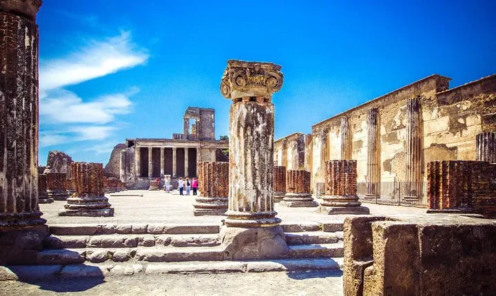 Visit Pompeii with a local expert guide