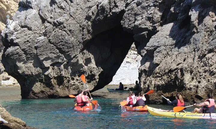 Kayak tour from Sesimbra to Ribeira do Cavalo Beach, passing through the caves