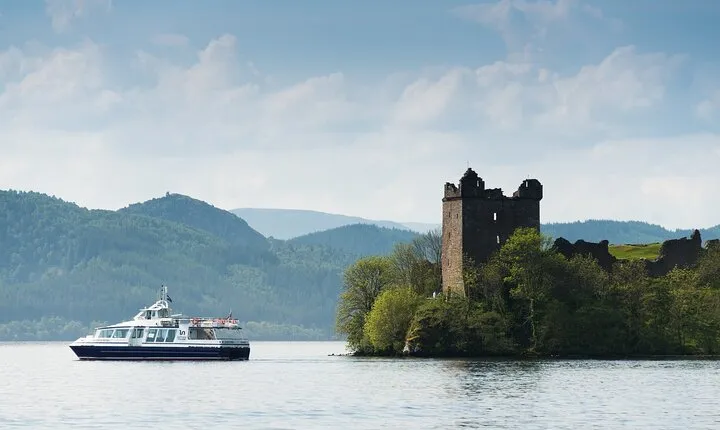 Loch Ness 1-Hour Cruise with Urquhart Castle Views