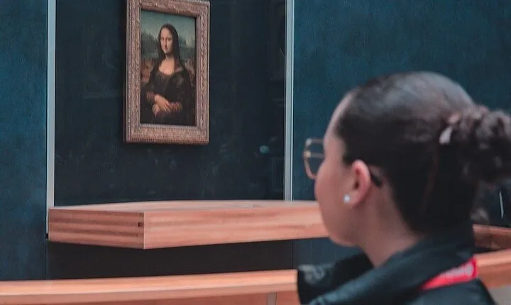 Louvre Access with a Multilingual Host