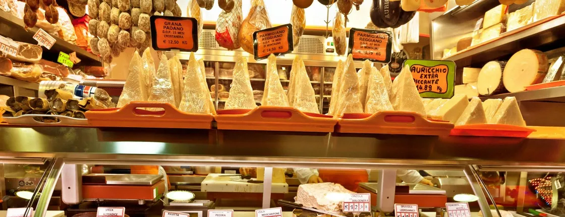 Market tour and dining experience at a Cesarina's home in Genoa