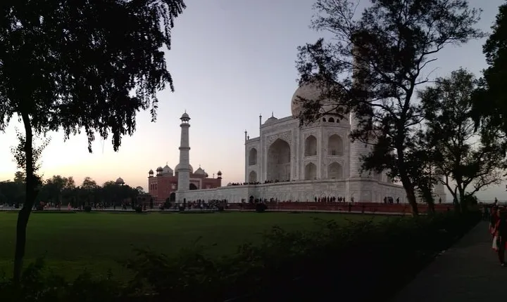 Sunrise tour of Taj Mahal with Guide