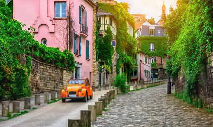 Guided and Private Tour of 3 hours through Paris aboard a Citroën 2cv