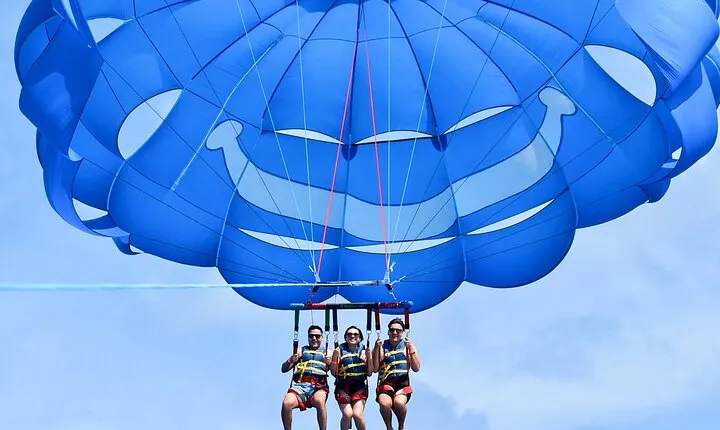 Parasailing in Waikiki Hawaii