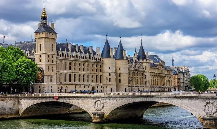 3in1 Notre Dame Tour plus Boat Cruise and Eiffel Tower History