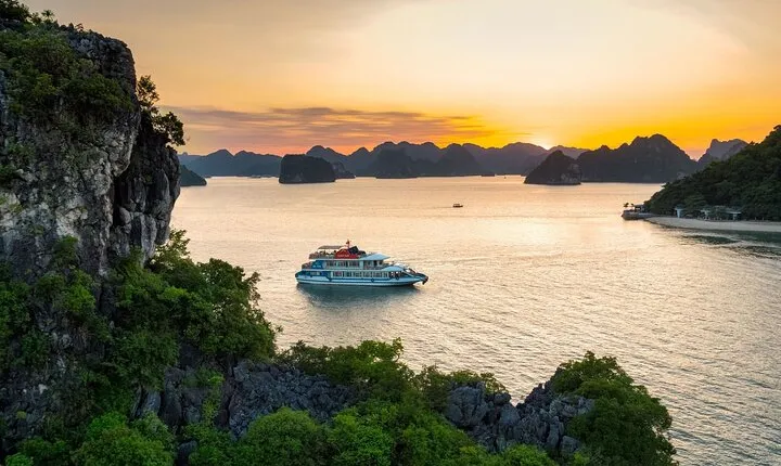 Halong Bay Luxury Day Cruise with Buffet Lunch, Cave & Island