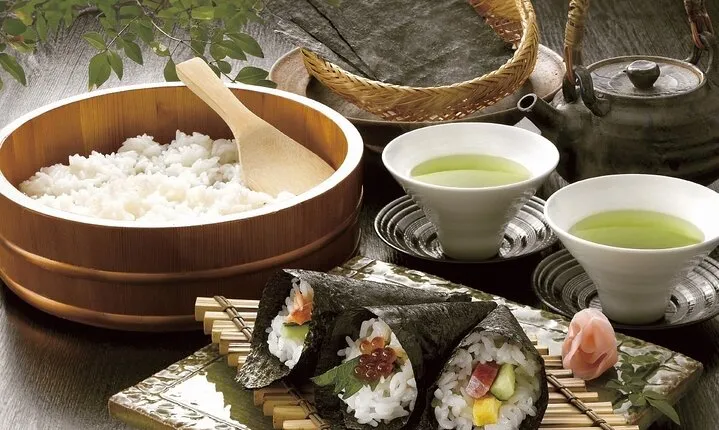 Making Hand Rolled Sushi with the Okami
