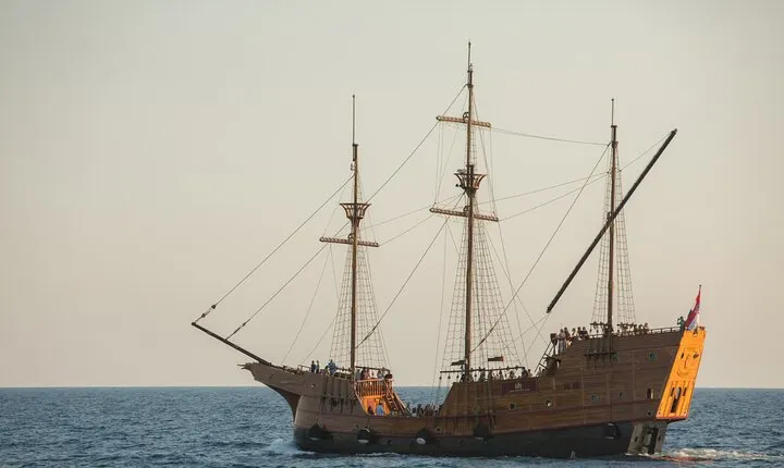 Cruise and Walking Tour Game of Thrones Dubrovnik with Karaka