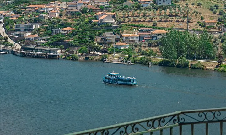 Boat Trip to Régua Through the Douro Valley with Breakfast and Lunch