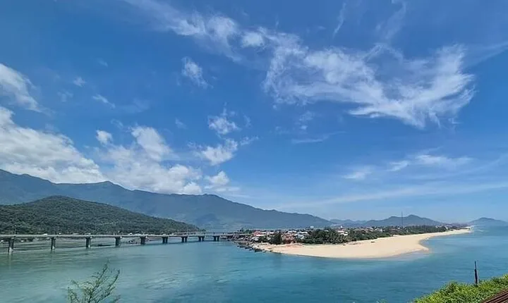 Private Car Transfer to Visit Hue City via Hai Van Pass from Hoi An or Da Nang
