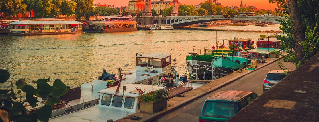 Romantic dinner-cruise on the Seine river
